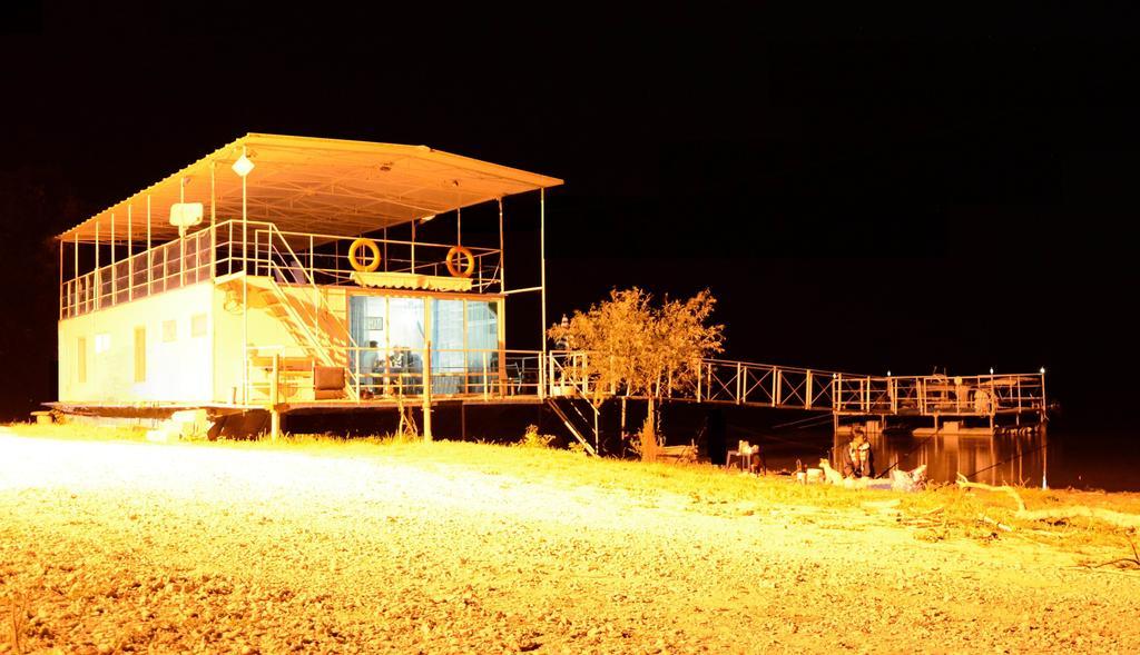 Delta Pontoon Hotel Mahmudia Exterior photo